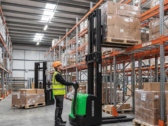 Équipements de manutention pour entrepôts et centres de distribution au Lac-Saint-Jean