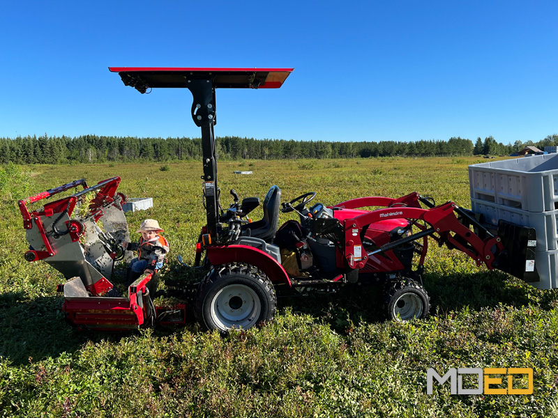 Travaux polyvalents avec un tracteur Mahindra au Lac-Saint-Jean