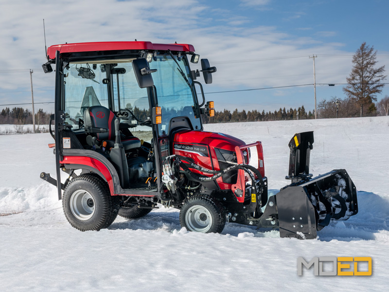 Déneigement avec un tracteur Mahindra au Lac-Saint-Jean