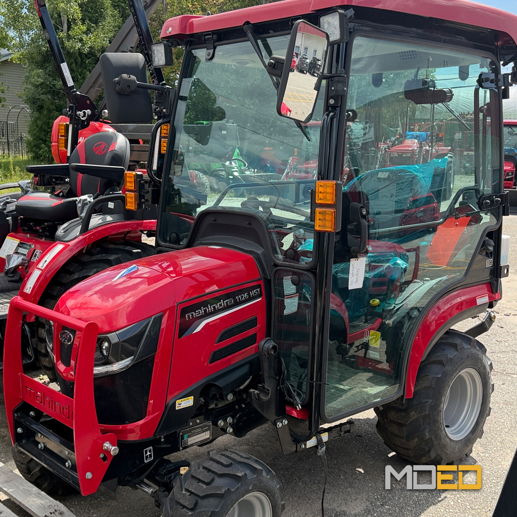 Tracteur sous-compact Mahindra 1120 HST 4WD avec cabine fermée chez MDED.