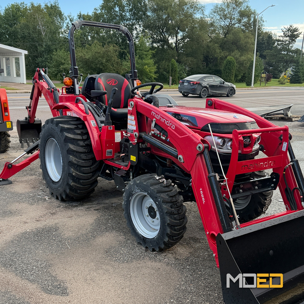 Tracteur Mahindra 1626 HST 4WD équipé d’un chargeur frontal et d’une rétrocaveuse.