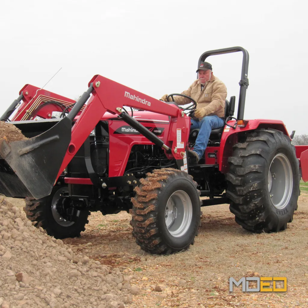 Mahindra 4550 4WD 48 HP avec chargeuse frontale déplaçant de la terre