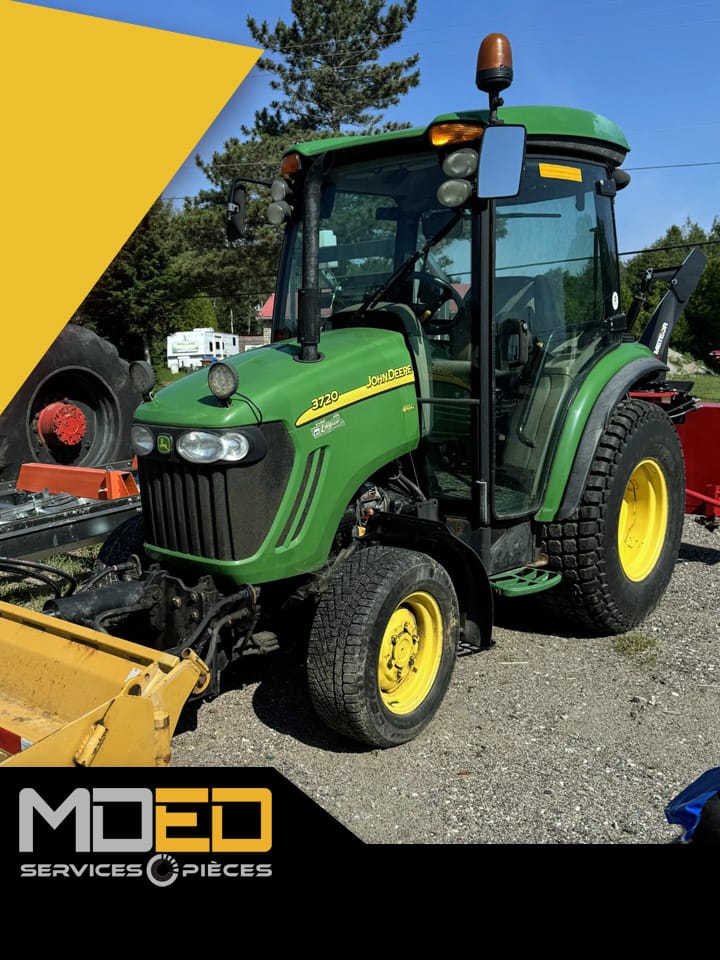 Tracteur compact John Deere 3720 usagé avec accessoires