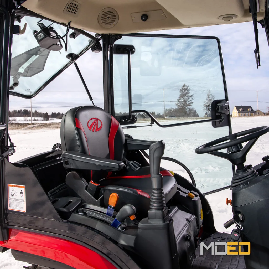 Intérieur cabine fermée Mahindra 2126 HST avec siège confort