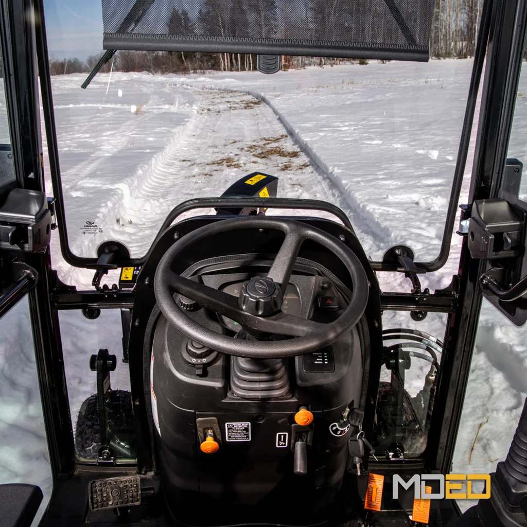 Intérieur cabine tracteur compact Mahindra 2126 HST vue conducteur