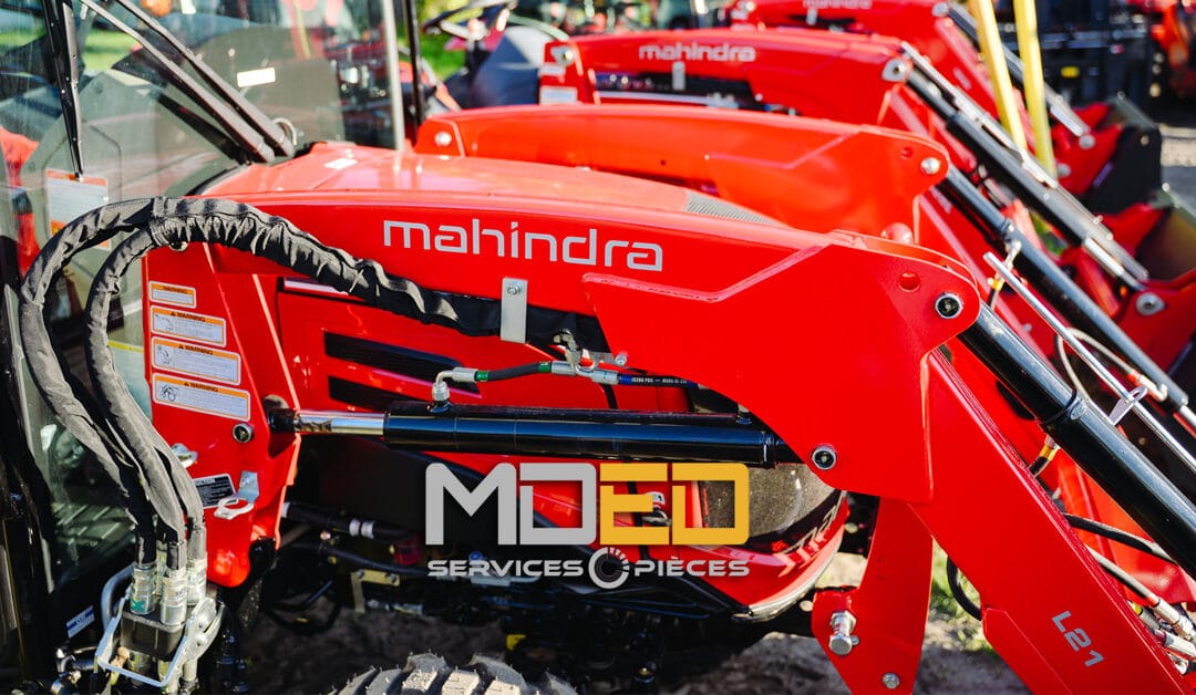 Rangée de tracteurs Mahindra rouges neufs à Dolbeau-Mistassini – MDED Service de pièces, concessionnaire Mahindra au Lac-Saint-Jean