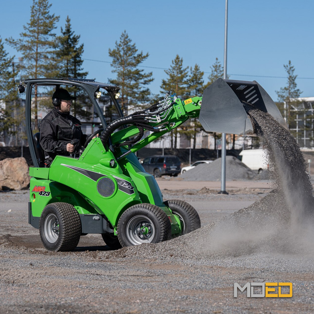 Avant 423 chargeur articulé compact 22 HP déplaçant du gravier avec godet