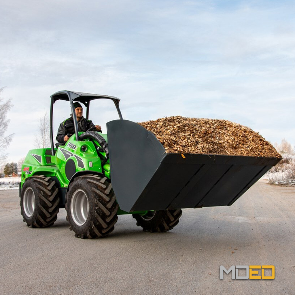 Avant 860i chargeur articulé télescopique transportant copeaux de bois