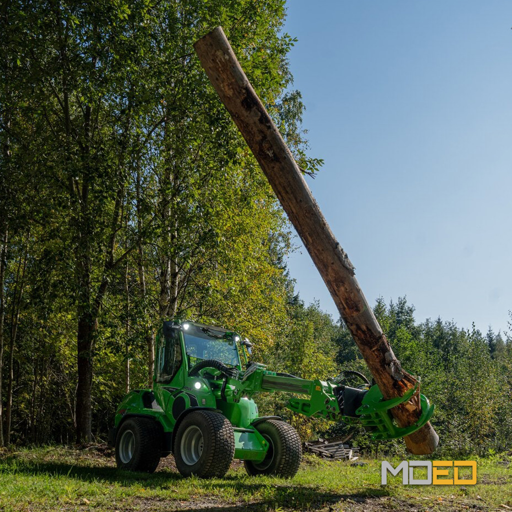 Avant 860i chargeur articulé télescopique 56 HP manipulant un tronc d’arbre