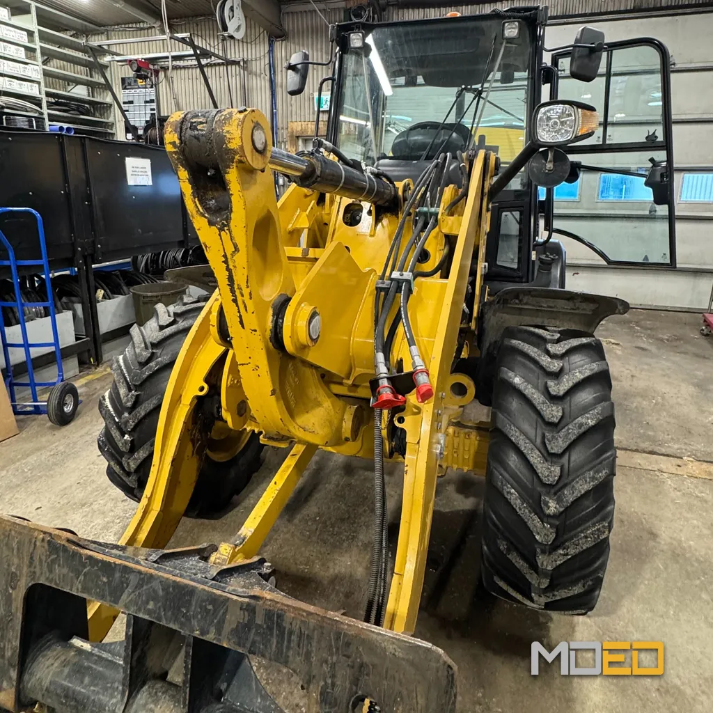 Chargeur compact Cat 906 74 HP avec attache hydraulique frontale en atelier