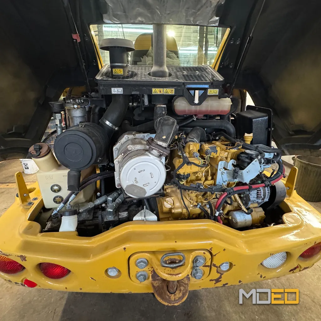 Moteur diesel du chargeur compact Cat 906 74 HP ouvert pour entretien