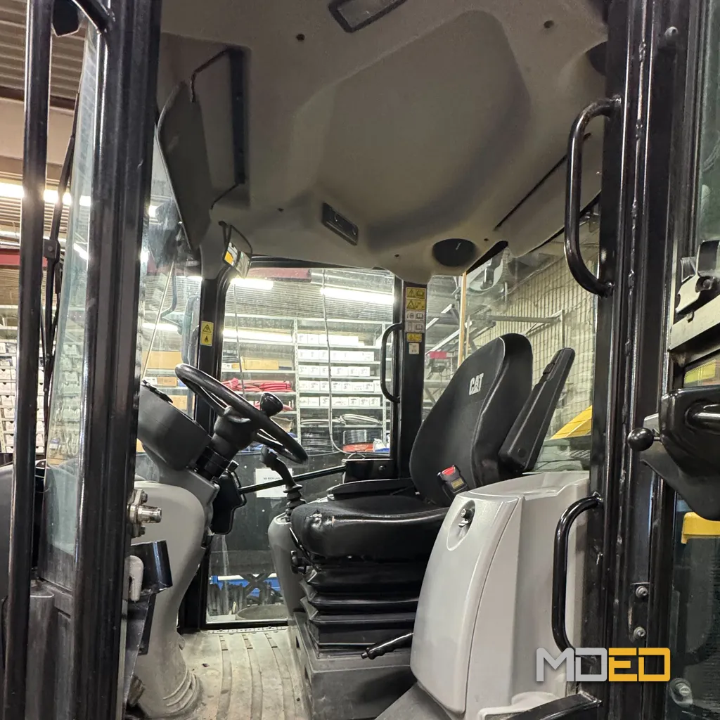 Cabine du chargeur compact Cat 906 avec siège opérateur et commandes ergonomiques