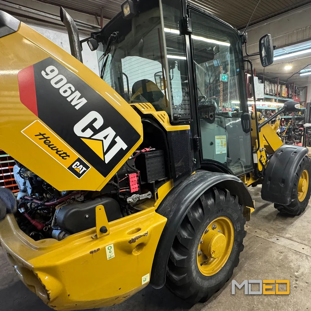 Chargeur compact Cat 906 avec capot ouvert pour accès moteur et entretien