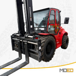 Chariot élévateur tout-terrain Hangcha CPCD50 4WD de 11 000 lb avec cabine fermée et pneus tout-terrain.