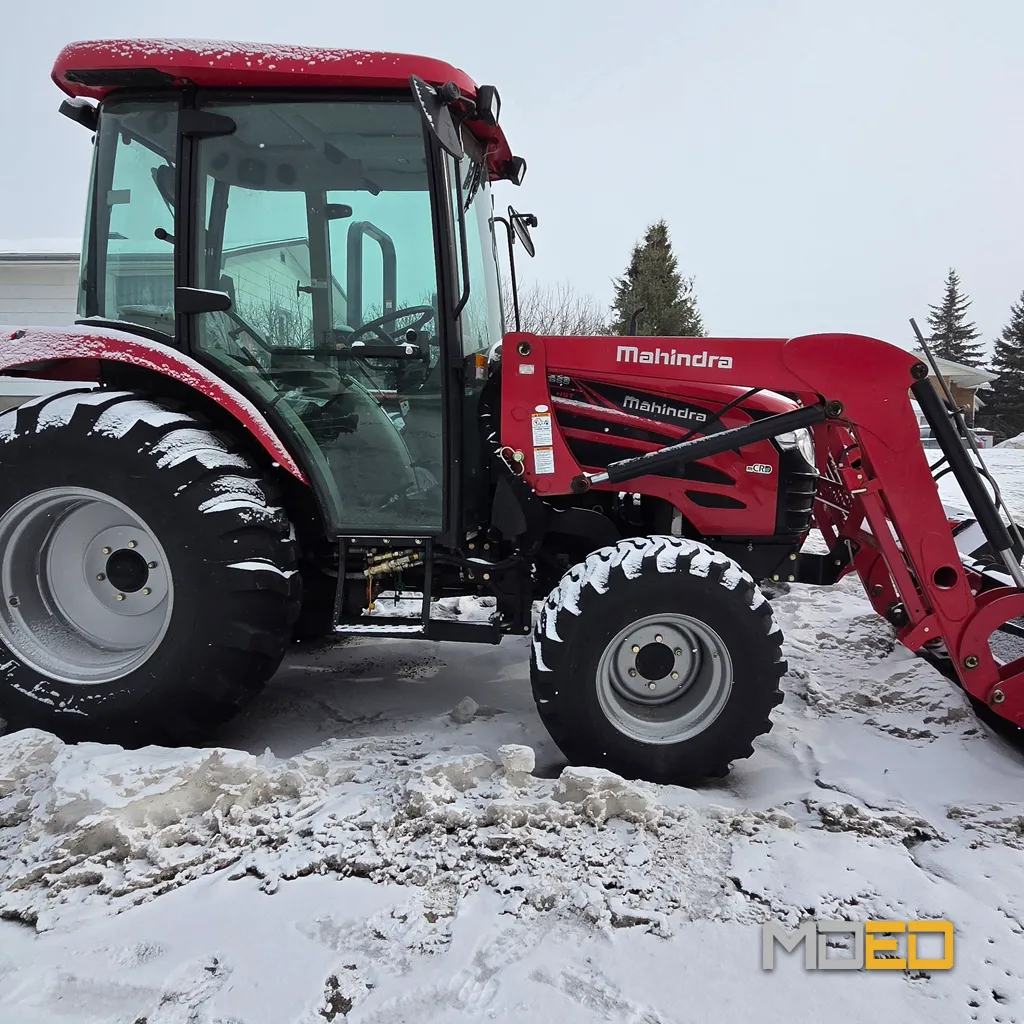 Tracteur Mahindra 2655 HST Cab 55 HP en utilisation dans la neige avec cabine fermée