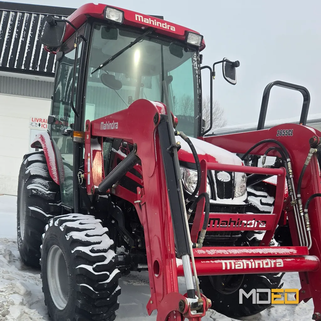 racteur Mahindra 2655 HST Cab avec chargeur frontal en utilisation dans la neige