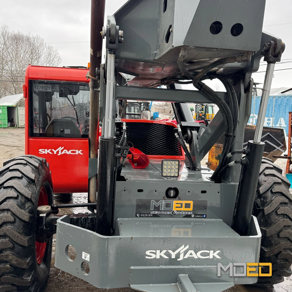 Vue arrière du Skyjack VR642D montrant les vérins hydrauliques et la structure de levage.