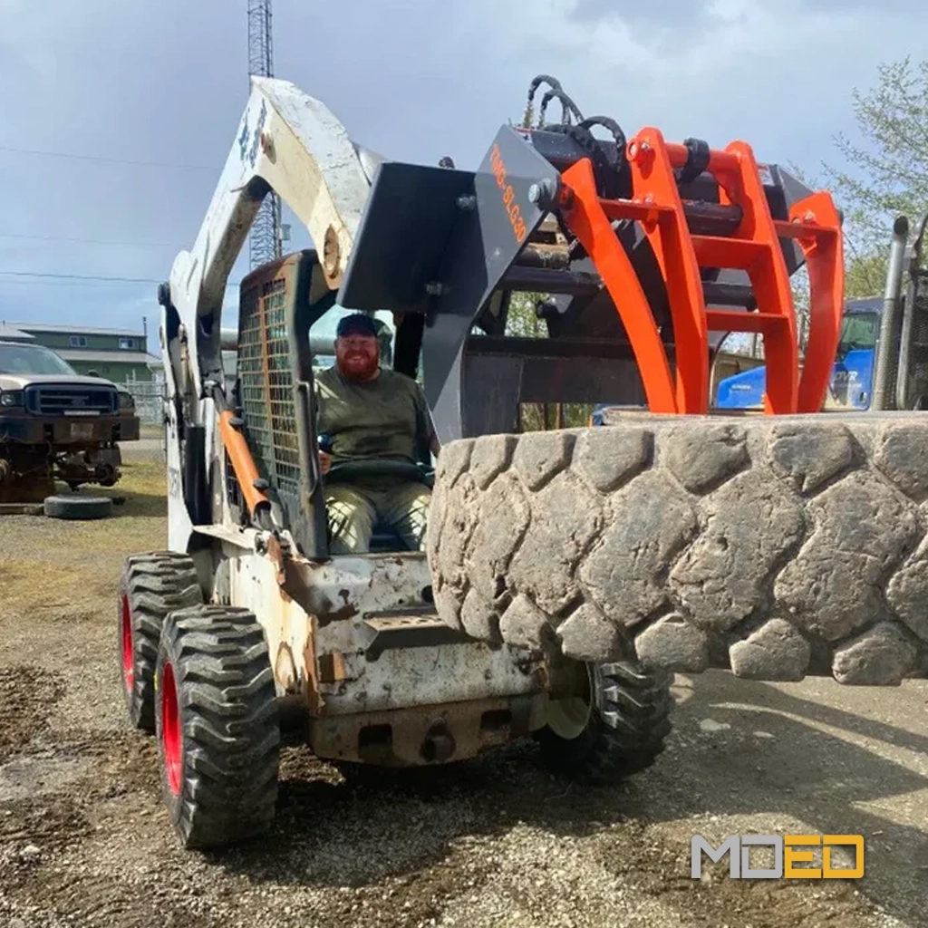 Grappin à billots TMG-SLG30 installé sur une chargeuse compacte