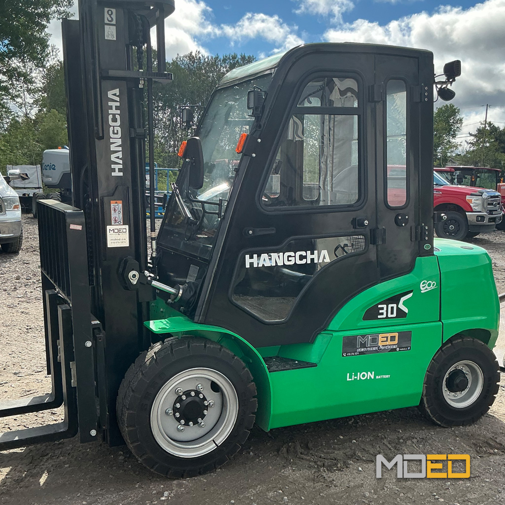 Chariot élévateur électrique Hangcha CPD30 XE lithium-ion de 6 600 lb avec cabine fermée, photographié chez MDED Service de pièces.